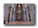 Kirchenraum mit Blick auf Altar und Apsis