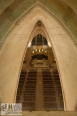 Blick von der Apsis in die Krypta unterhalb des Altars