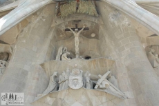 Kreuzigung, darüber der zerrissene Schleier des Tempels, darunter das Schweisstuch Christi