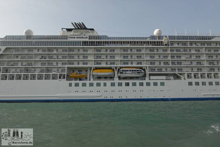 Kreuzfahrtschiff im Hafen