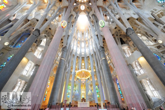 Altar mit Säulen der Apsis