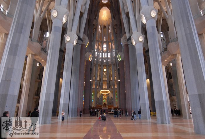 Kirchenraum mit Blick auf Altar und Apsis