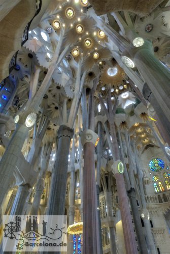 Deckengewölbe der Sagrada Familia zwischen Geburtsfassade und Fassade des Leidensweges