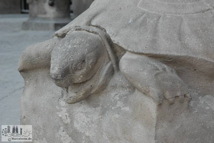 Schildkr&ouml;ten tragen die S&auml;ulen der Weihnachtsfassade