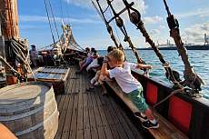 Piratenbootsfahrt mit Blick auf die Skyline