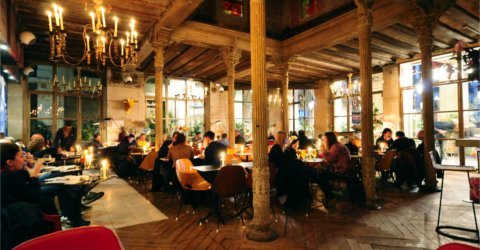 Innenraum mit antiken Säulen