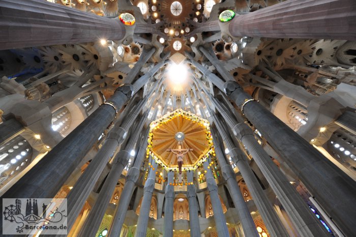Apsis der Sagrada Familia mit dem Kreuz über dem Altar