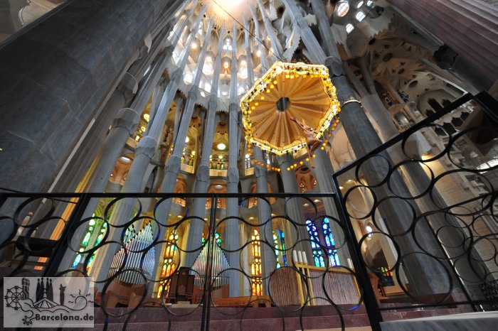 Der Altar ist gekrönt von einem Lateinischen Kreuz und umrahmt von den mächtigen Säulen, die das Gewölbe der Apsis tragen