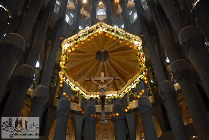Eines der wenigen Zugeständnisse, die Gaudí im Inneren der Sagrada Familia gegenüber klassischer Kirchen gemacht hat: das Lateinische Kreuz über dem Altar