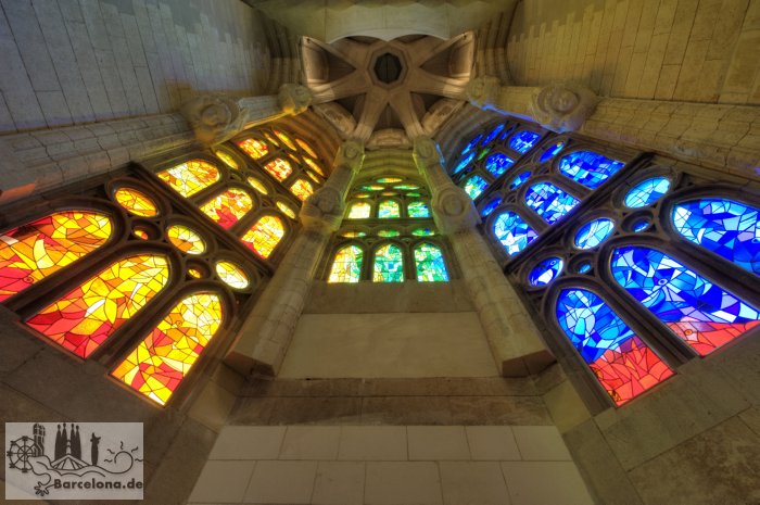 Fenster der Kapellen, die innerhalb der Apsis um den Altar angeordnet sind