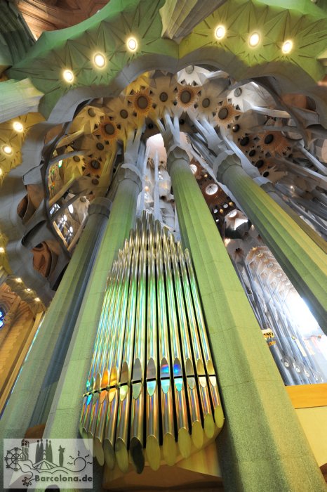Trotz ihrer Größe wirken die Orgelpfeifen hinter dem Altar der Sagrada Familia sehr zierlich