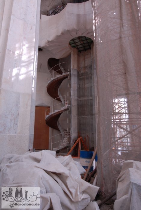 So sah es noch 2008 aus: Arbeiten an der Treppe in der Fassade der Herrlichkeit