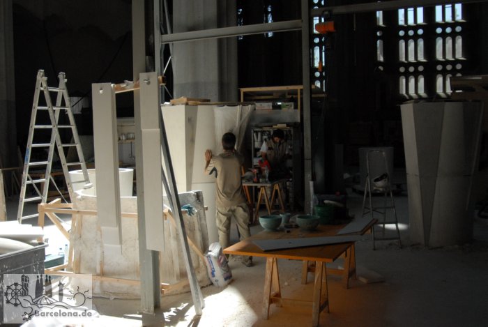 Arbeiten an den Säulen, die das Gewölbe tragen werden (2008)