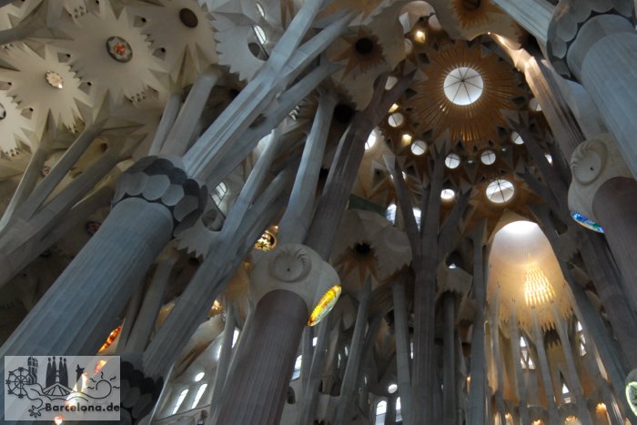 The vault above the nave and the apse is a replica of a forest, palm leaves form the roof of the Basilica