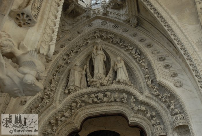 Der Eingang zur Rosenkranzkapelle im Kreuzgang. Die Kapelle wurde noch von Gaudí fertiggestellt