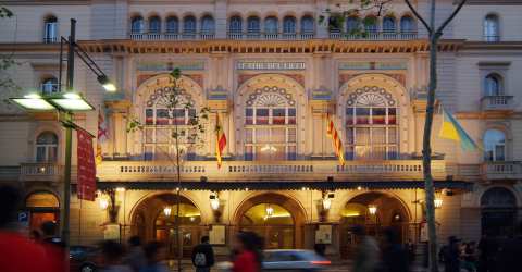 Historische Fassade des Gran Teatre del Liceu von der Rambla aus