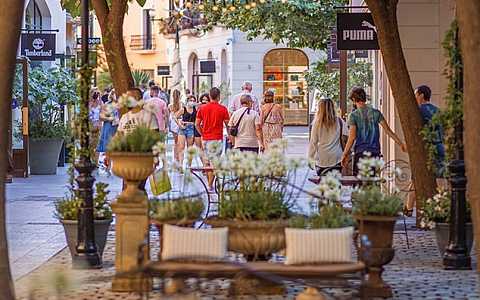 Barcelona: Roca Village Shopping Mall Transfers