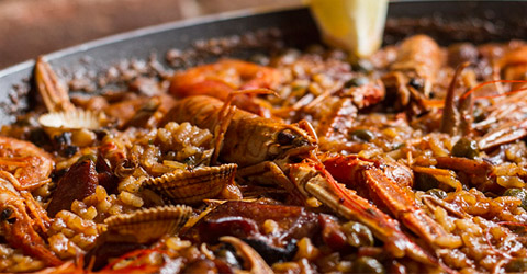 Eine typische Meeresfrüchte Paella im Restaurant Carmen