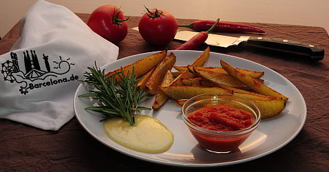 Potato wedges with spicy-hot sauce