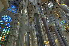 Der Innenraum der Sagrada Familia