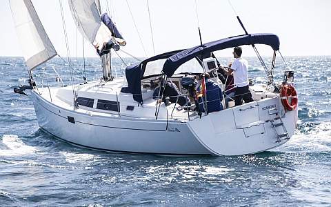 Sailing on the coast of Barcelona with various sailing tours