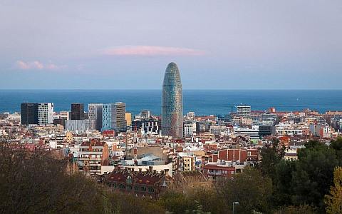 The environment of the Torre Glòries in Barcelona symbolizes the water
